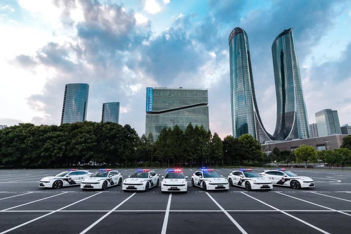 从警车变迁史观亚运会警车队列，极氪001就是最好的选择！
