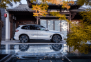 BMW iX5 氢燃料电池车，动作“氢”，水花大