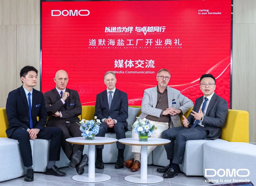 （从左至右依次为：DOMO中国区销售总监—张国辉、DOMO首席商务官Ludovic Tonnerre、DOMO首席执行官Yves Bonte、DOMO亚洲区总经理Ron Bult、DOMO中国区总经理—孟银梁）