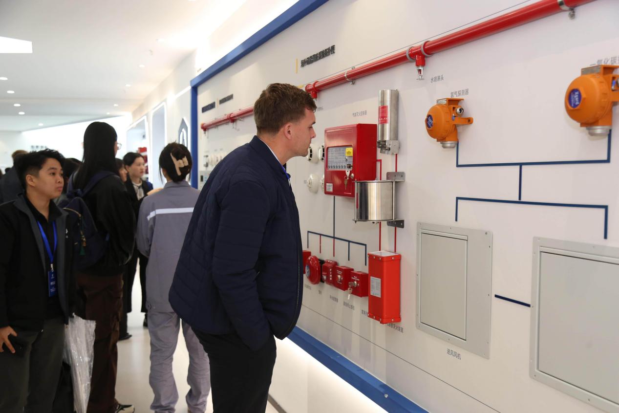 2025年海外储能消防论坛圆满落幕,及安盾消防再攀安全新高地 2025年海外储能消防论坛圆满落幕,及安盾消防再攀安全新高地