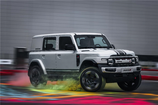 拒绝千篇一律！超级V23用赛博复古与硬核实力，开创个性化新路径