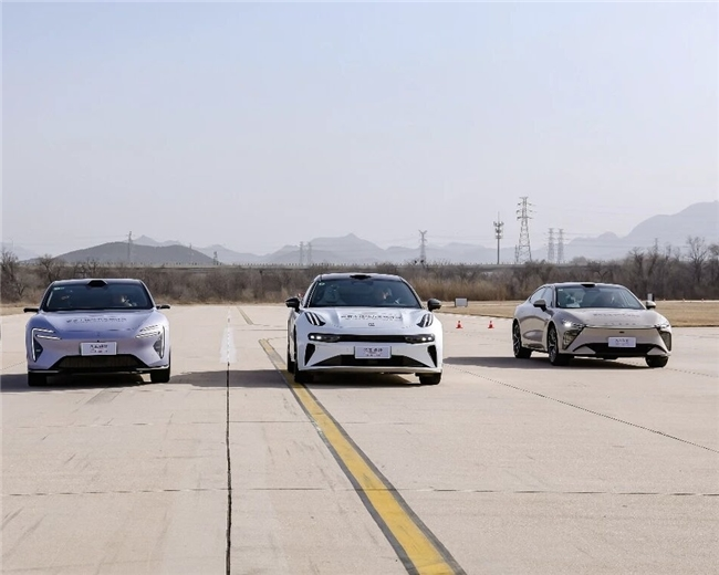 星驱科技900V高性能电驱系统荣膺“2025世界十佳“双料大奖