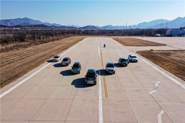 星驱科技900V高性能电驱系统荣膺“2025世界十佳“双料大奖